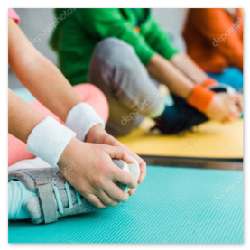 Bambine che seguono una lezione di ginnastica ritmica in palestra