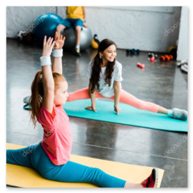 Bambine che fanno stretching con la palla di ginnastica ritmica