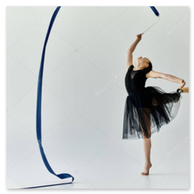 Bambina che prova il nastro di ginnastica ritmica